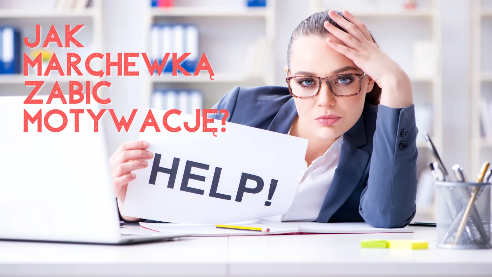 Kobieta przy biurku z kartką „HELP!”